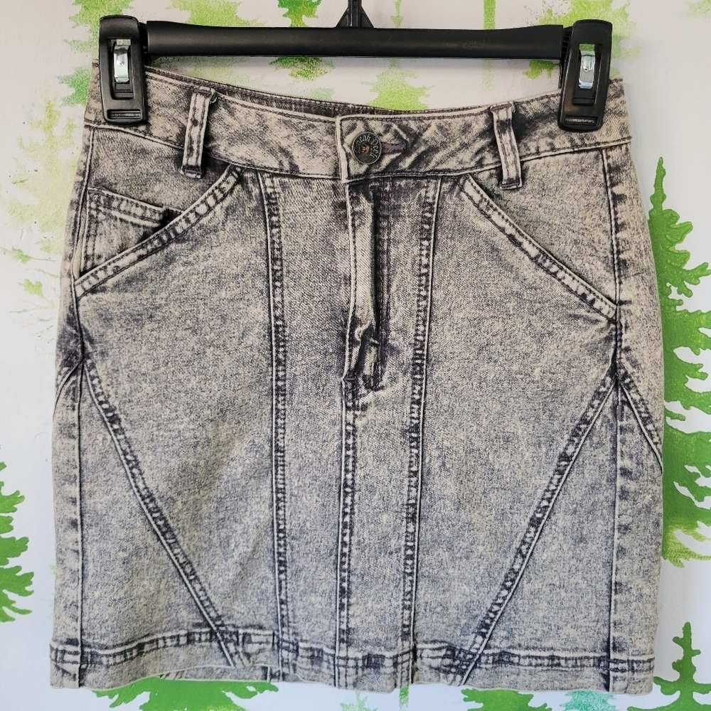 Sneek Peek lightweight Skirt.